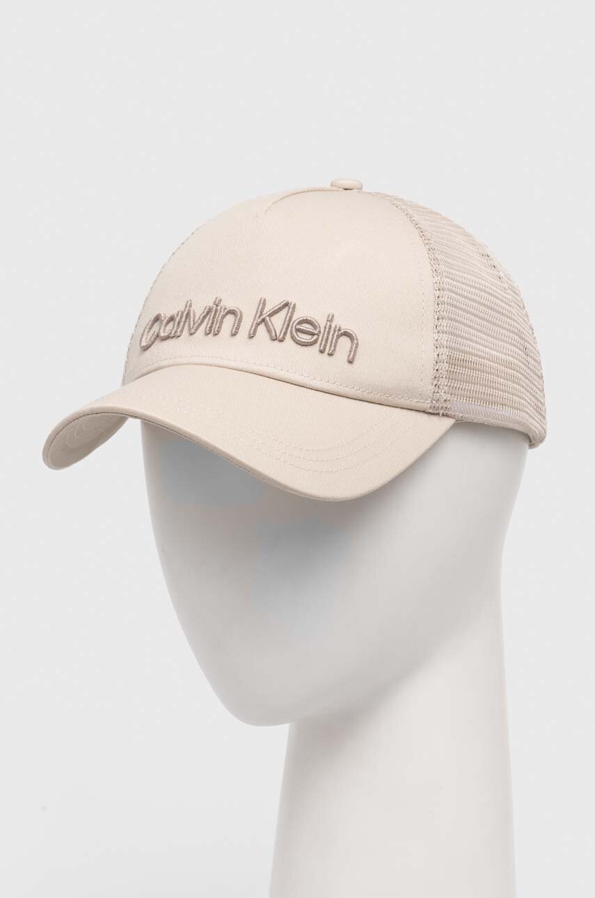 

Памучна шапка с козирка Calvin Klein в бежово с апликация K50K510334, Бежов