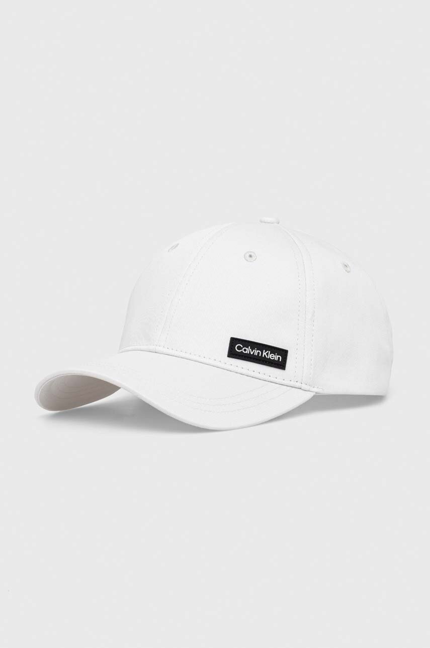 

Памучна шапка с козирка Calvin Klein в бяло с апликация K50K510487, Бял