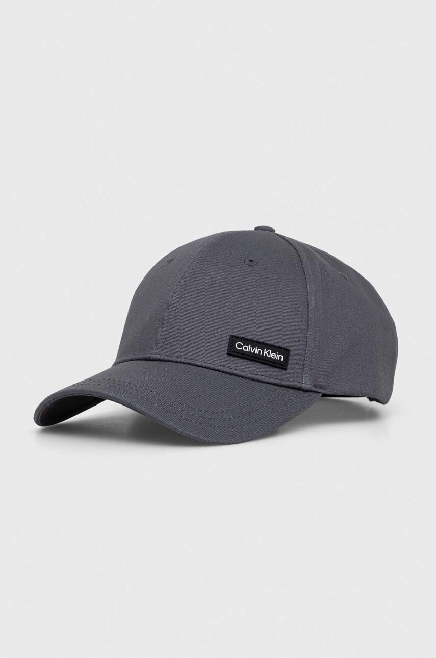 

Памучна шапка с козирка Calvin Klein в сиво с апликация K50K510487, Сив
