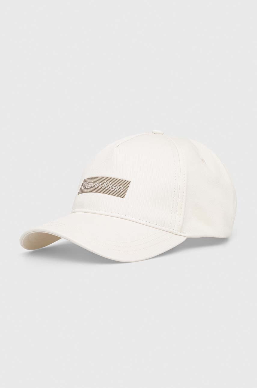 

Памучна шапка с козирка Calvin Klein в бяло с апликация K50K511550, Бял