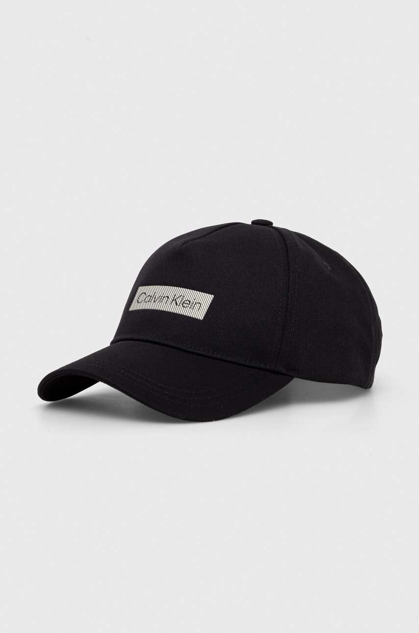 

Памучна шапка с козирка Calvin Klein в черно с апликация K50K511550, Черен