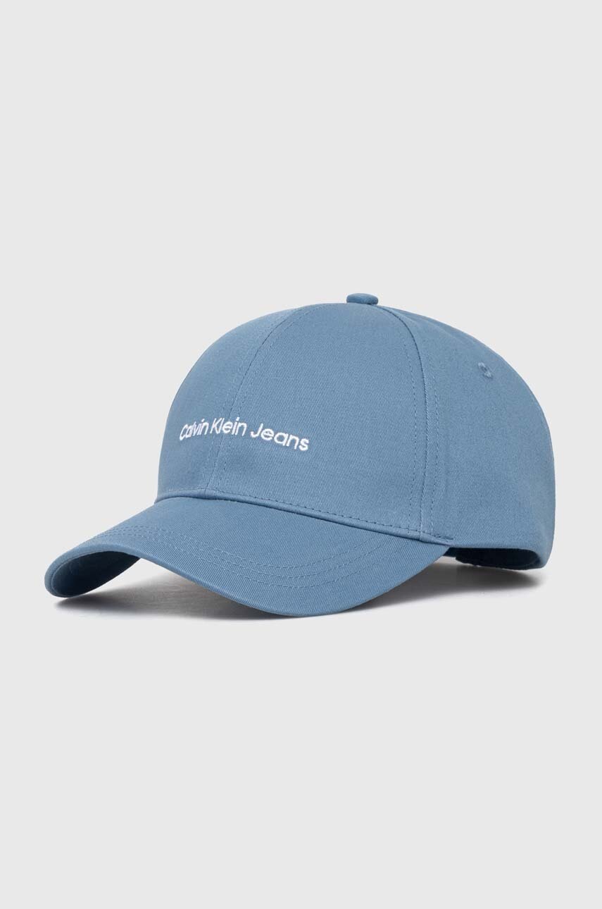 

Памучна шапка с козирка Calvin Klein Jeans в синьо с апликация K50K510062, Син