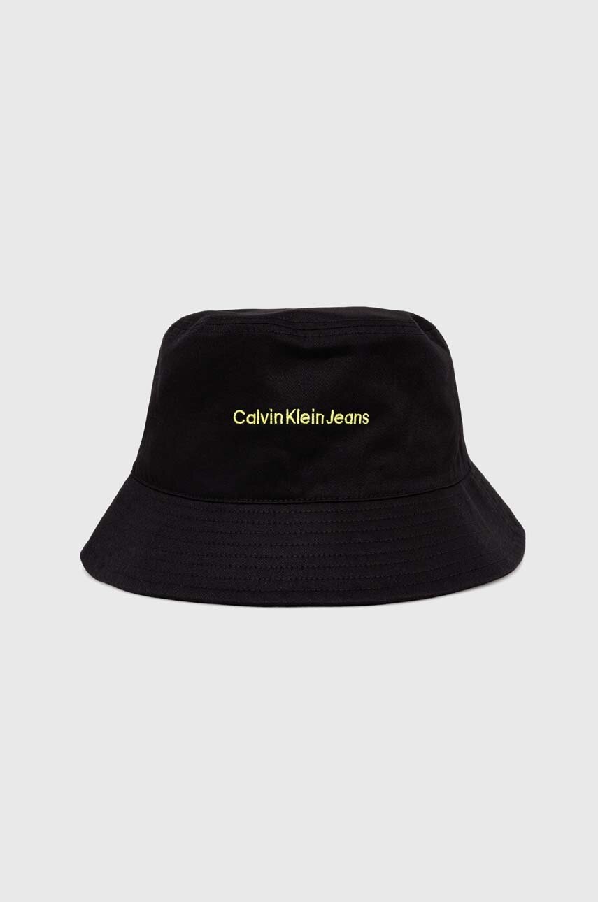 

Памучна капела Calvin Klein Jeans в черно от памук K50K511795, Черен