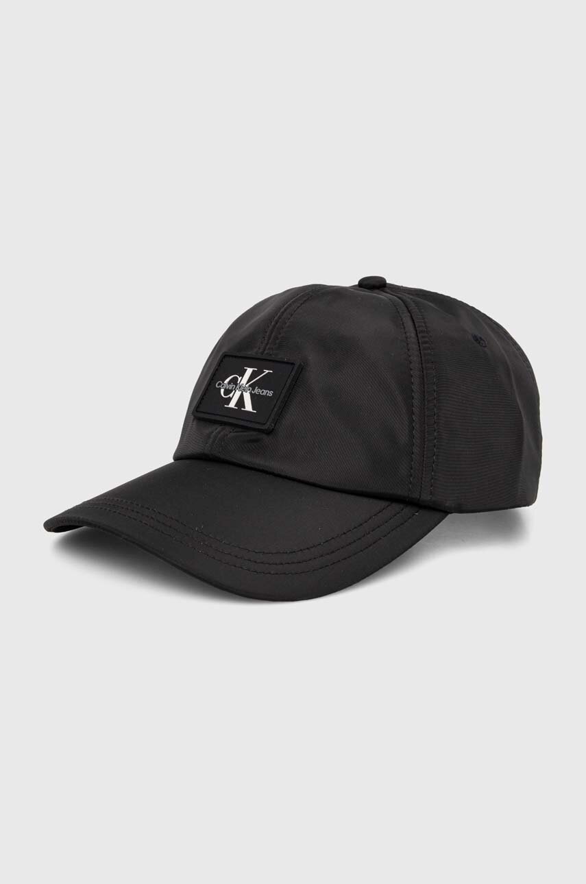 

Шапка с козирка Calvin Klein Jeans в черно с апликация K50K511796, Черен