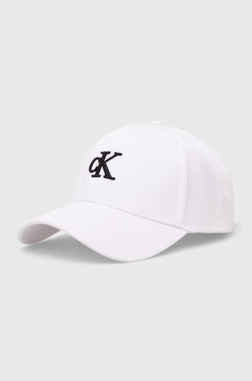 

Памучна шапка с козирка Calvin Klein Jeans в бяло с апликация K50K511805, Бял