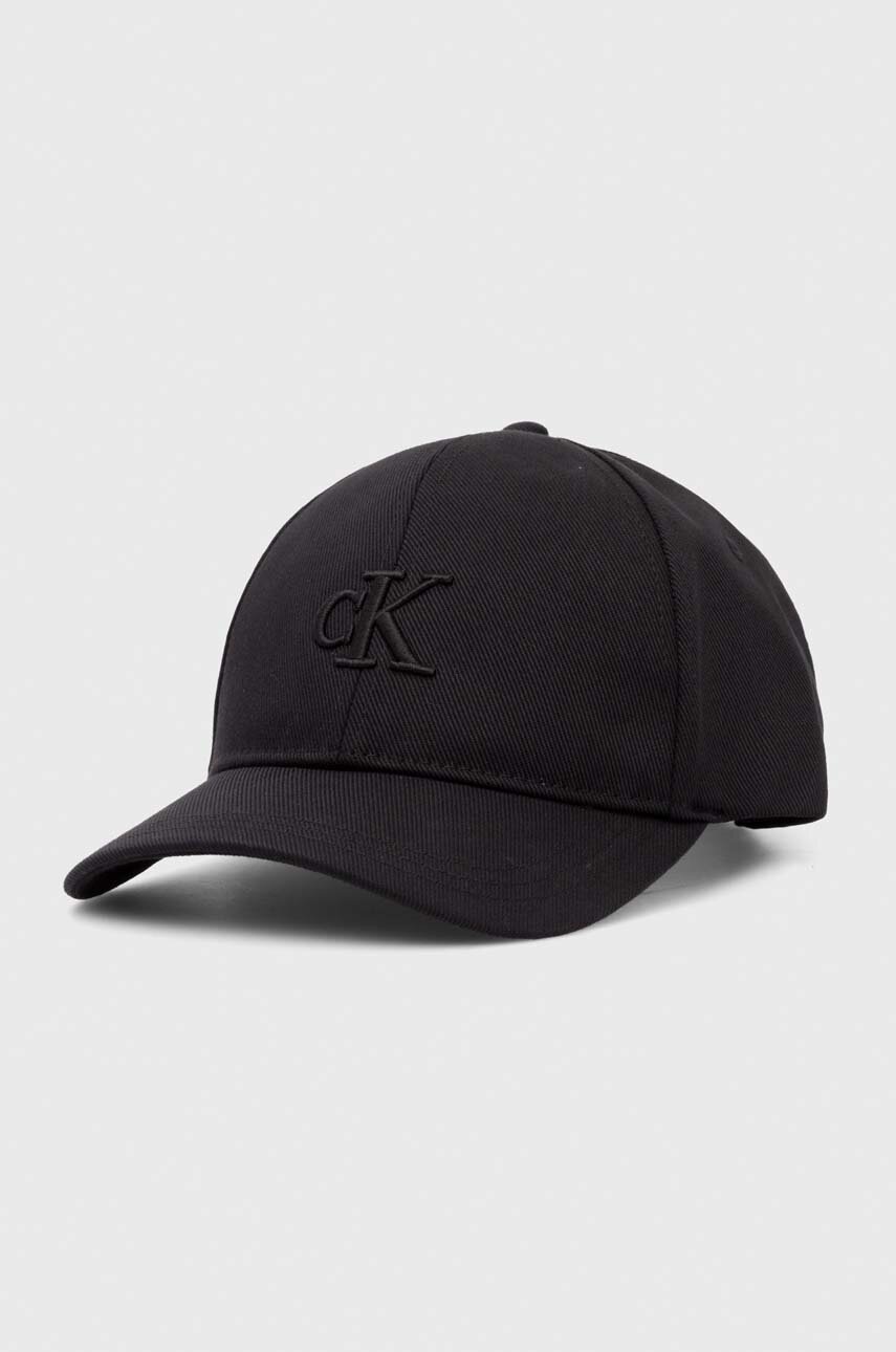 

Памучна шапка с козирка Calvin Klein Jeans в черно с апликация K50K511805, Черен