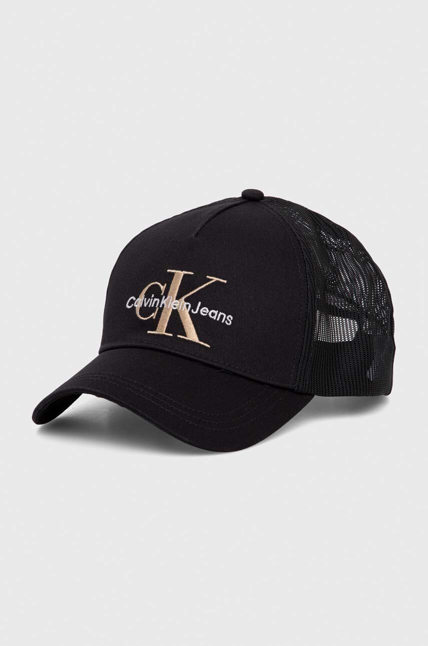 

Шапка с козирка Calvin Klein Jeans в черно с апликация K50K511807, Черен