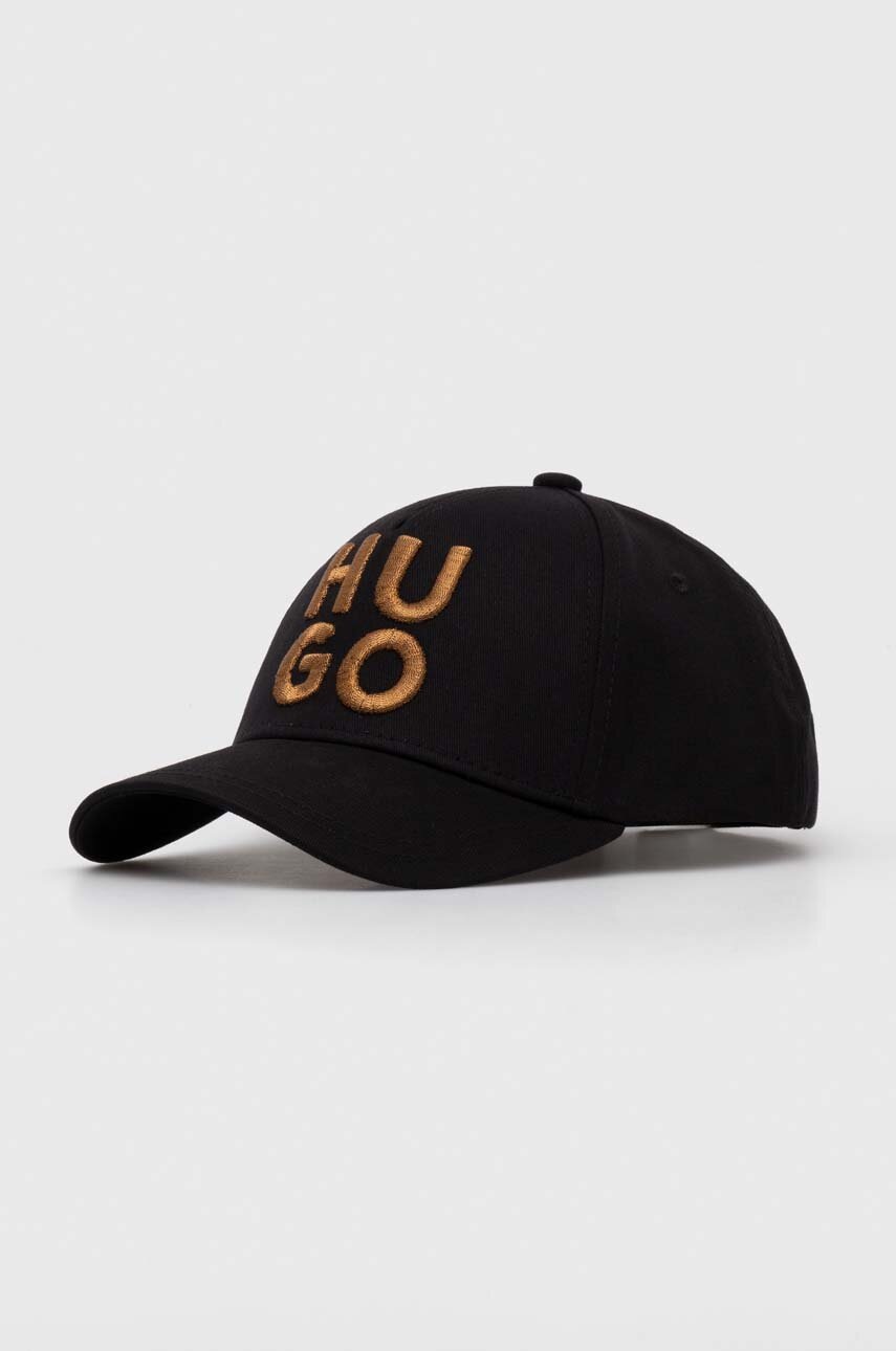 

Памучна шапка с козирка HUGO в черно с апликация 50502584, Черен