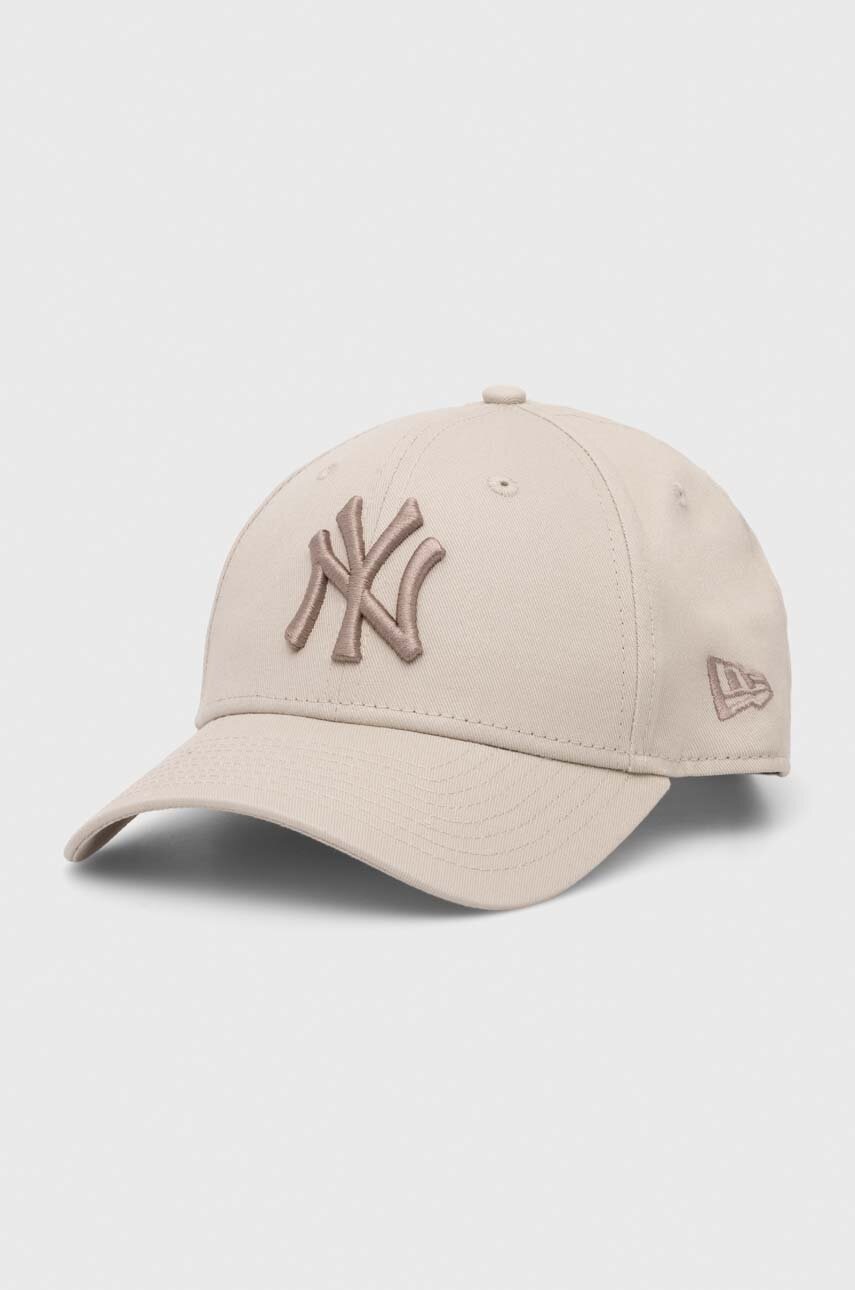 

Памучна шапка с козирка New Era 9FORTY NEW YORK YANKEES в бежово с апликация 60503377, Бежов