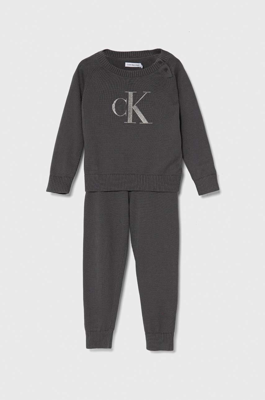 

Детски памучен комплект Calvin Klein Jeans в сиво, Сив
