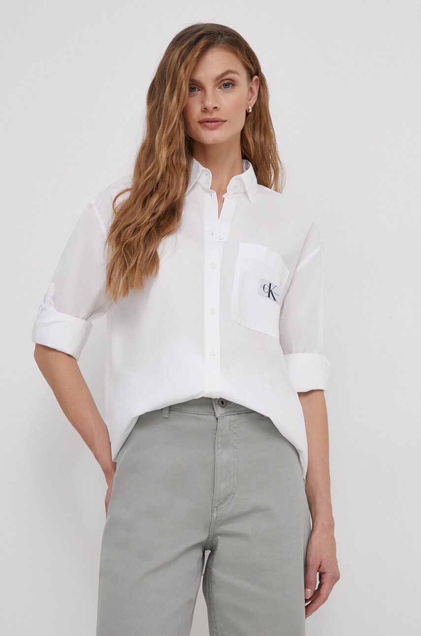 

Памучна риза Calvin Klein Jeans дамска в бяло със свободна кройка с класическа яка J20J222610, Бял