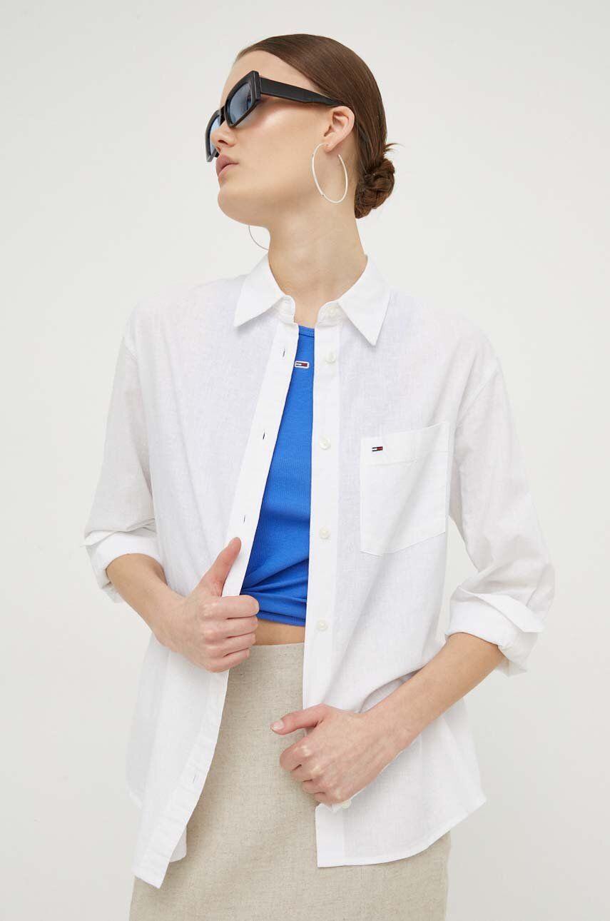 Košile s příměsí lnu Tommy Jeans bílá barva, relaxed, s klasickým límcem, DW0DW17735