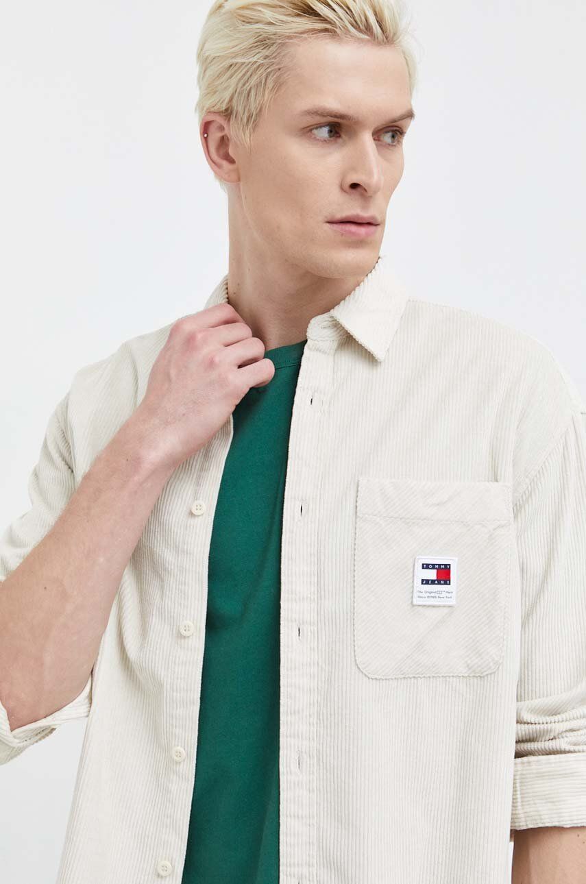 Levně Manšestrová košile Tommy Jeans béžová barva, relaxed, s klasickým límcem
