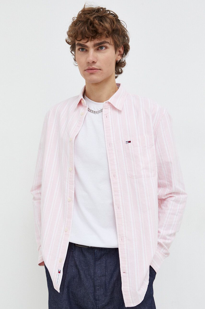 Košile Tommy Jeans růžová barva, regular, s klasickým límcem, DM0DM18336
