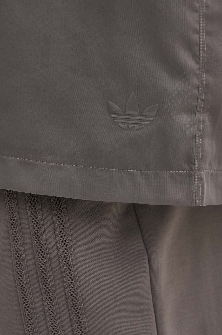 Πουκάμισο adidas Originals χρώμα: γκρι, IT7439 φωτογραφία