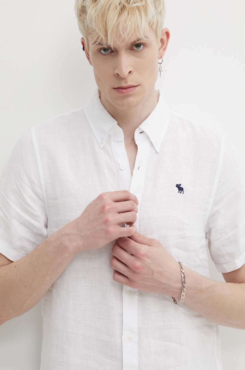 

Ленена риза Abercrombie & Fitch в бяло със стандартна кройка с яка с копче, Бял