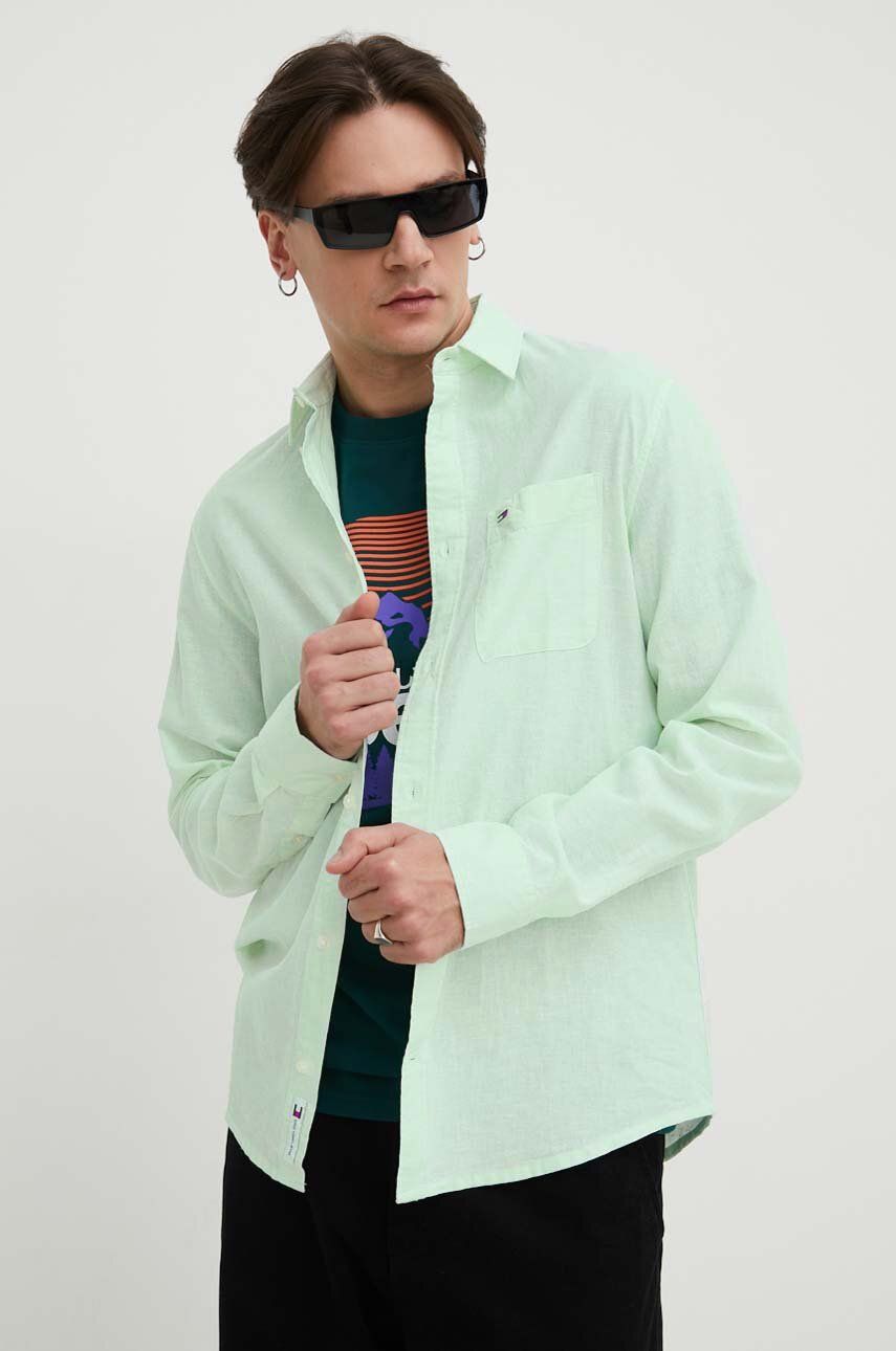 Levně Košile s příměsí lnu Tommy Jeans zelená barva, regular, s klasickým límcem, DM0DM18962