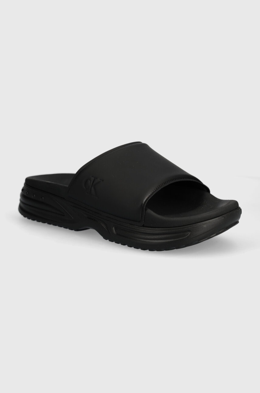 

Чехли Calvin Klein Jeans CHUNKY COMF SLIDE MINIMAL RAW в черно YM0YM00956, Черен