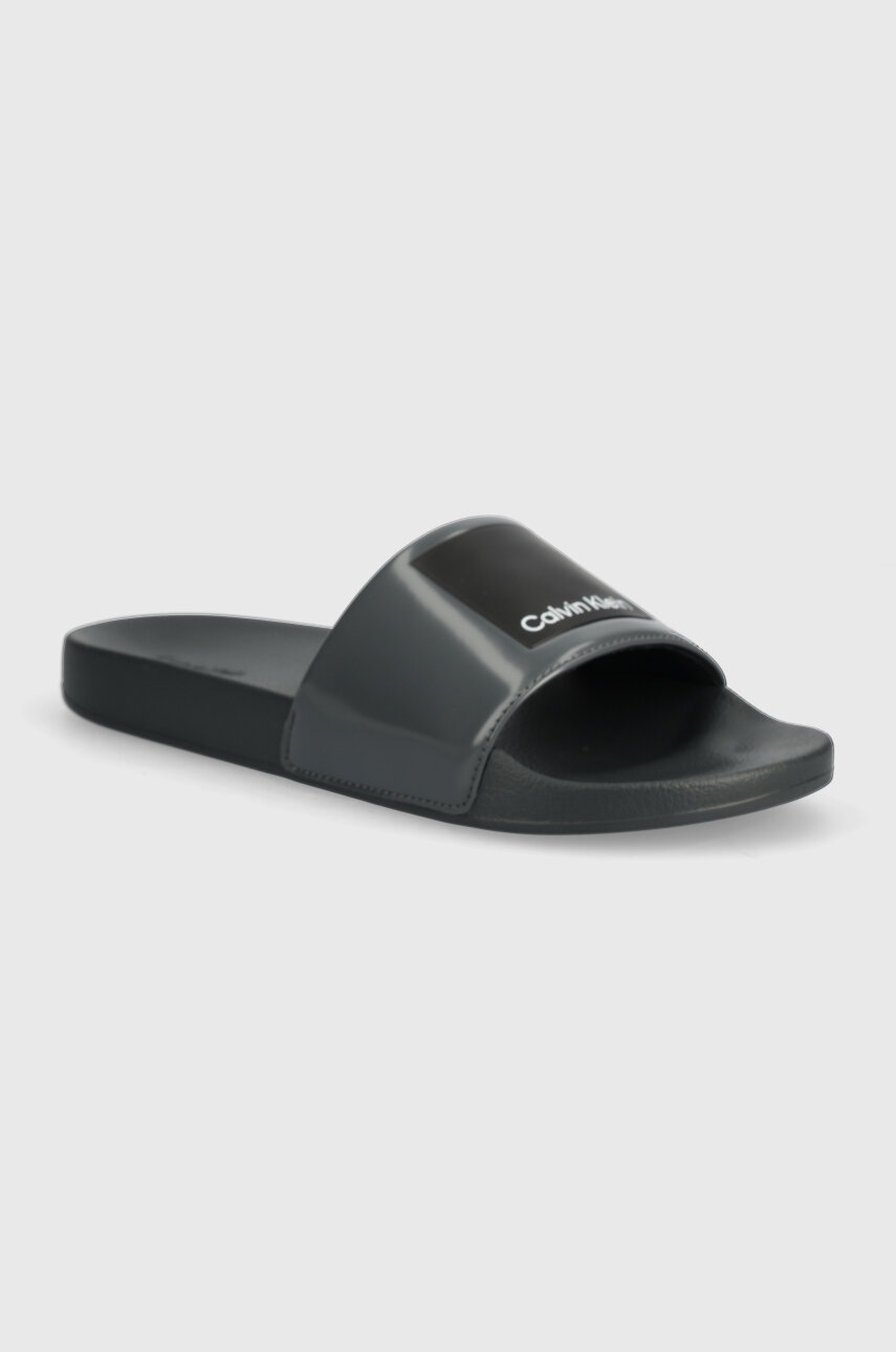 

Чехли Calvin Klein POOL SLIDE HF LOGO в сиво HM0HM01466, Сив