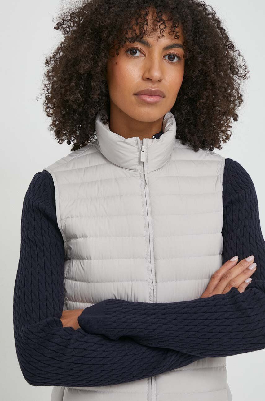 Levně Péřová vesta Calvin Klein šedá barva, K20K206325