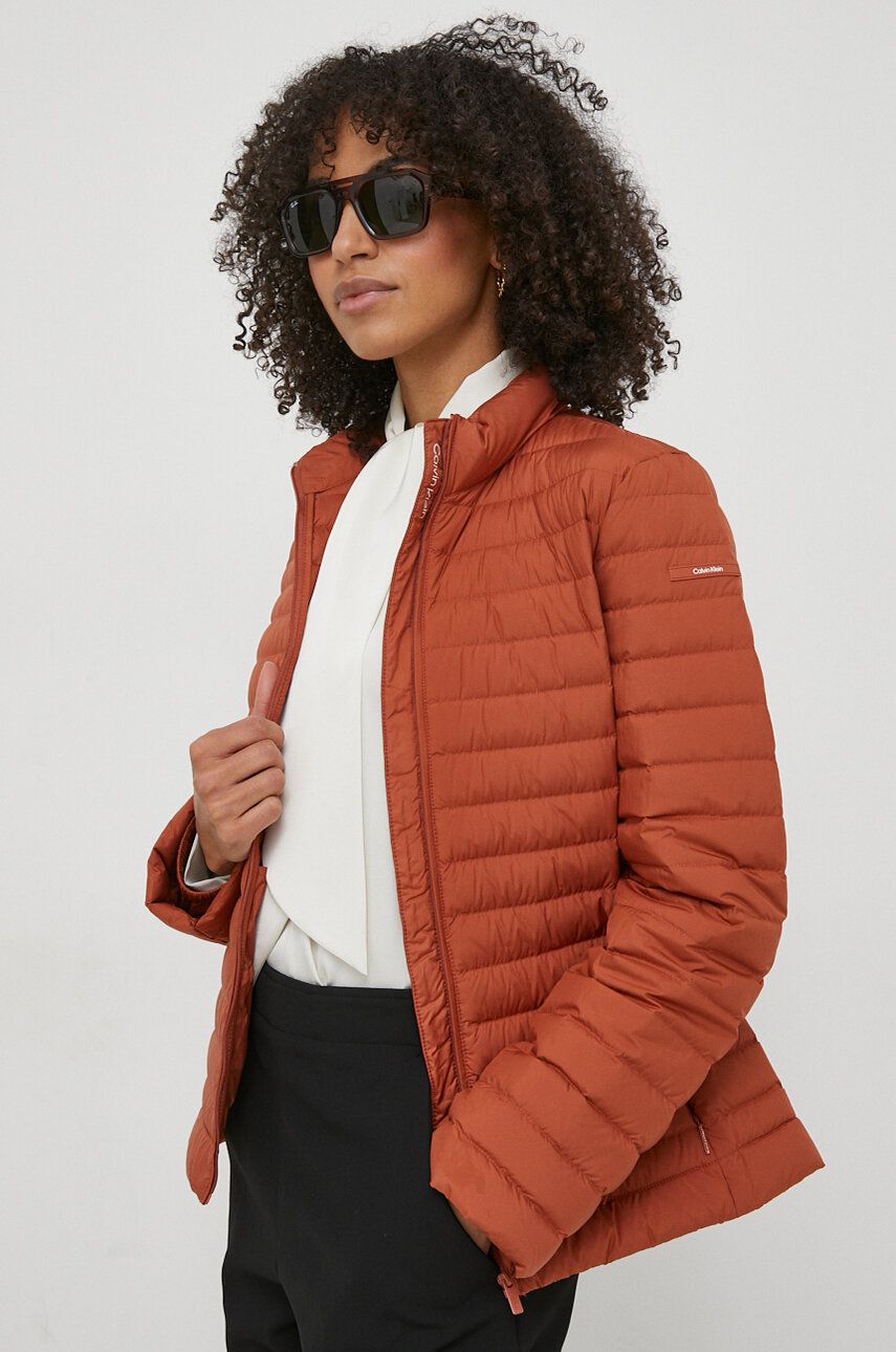 Levně Péřová bunda Calvin Klein dámská, hnědá barva, přechodná, K20K206326