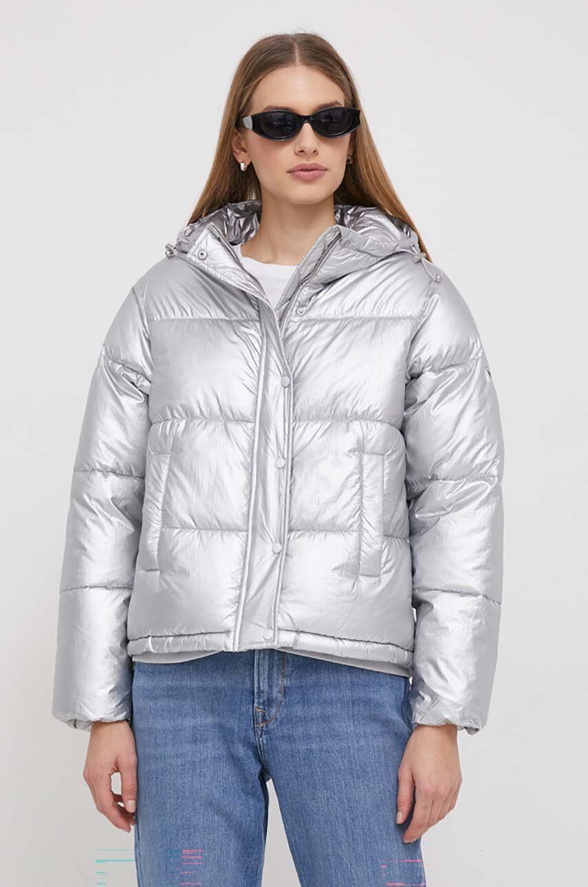 Bunda Pepe Jeans MORGAN SILVER dámská, stříbrná barva, zimní - stříbrná - Hlavní materiál: 100 % Nyl