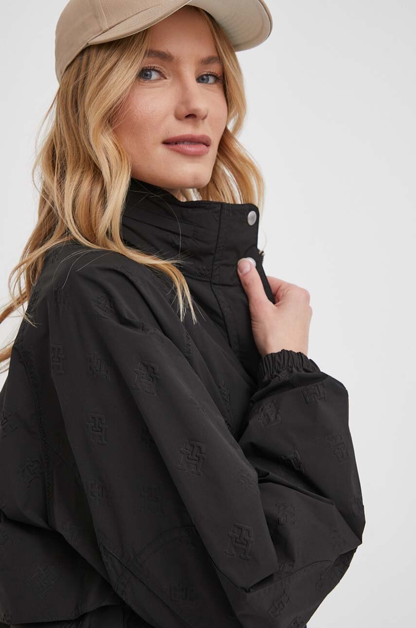 

Яке Tommy Hilfiger в черно преходен модел с уголемена кройка WW0WW41554, Черен