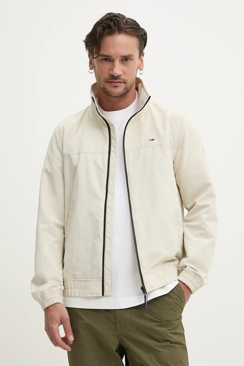 Tommy Jeans geaca barbati, culoarea bej, de tranzitie, DM0DM15382 Tommy Jeans geaca barbati, culoarea bej, de tranzitie, DM0DM15382