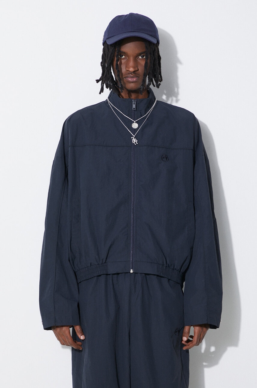 AMBUSH geaca Nylon Track Jacket barbati, culoarea albastru marin, de tranzitie, oversize, BMEA002S24FAB AMBUSH geaca Nylon Track Jacket barbati, culoarea albastru marin, de tranzitie, oversize, BMEA002S24FAB
