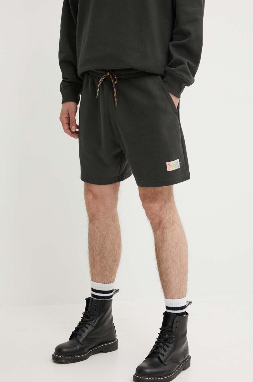 

Памучен къс панталон Levi's Pride в сиво, Сив