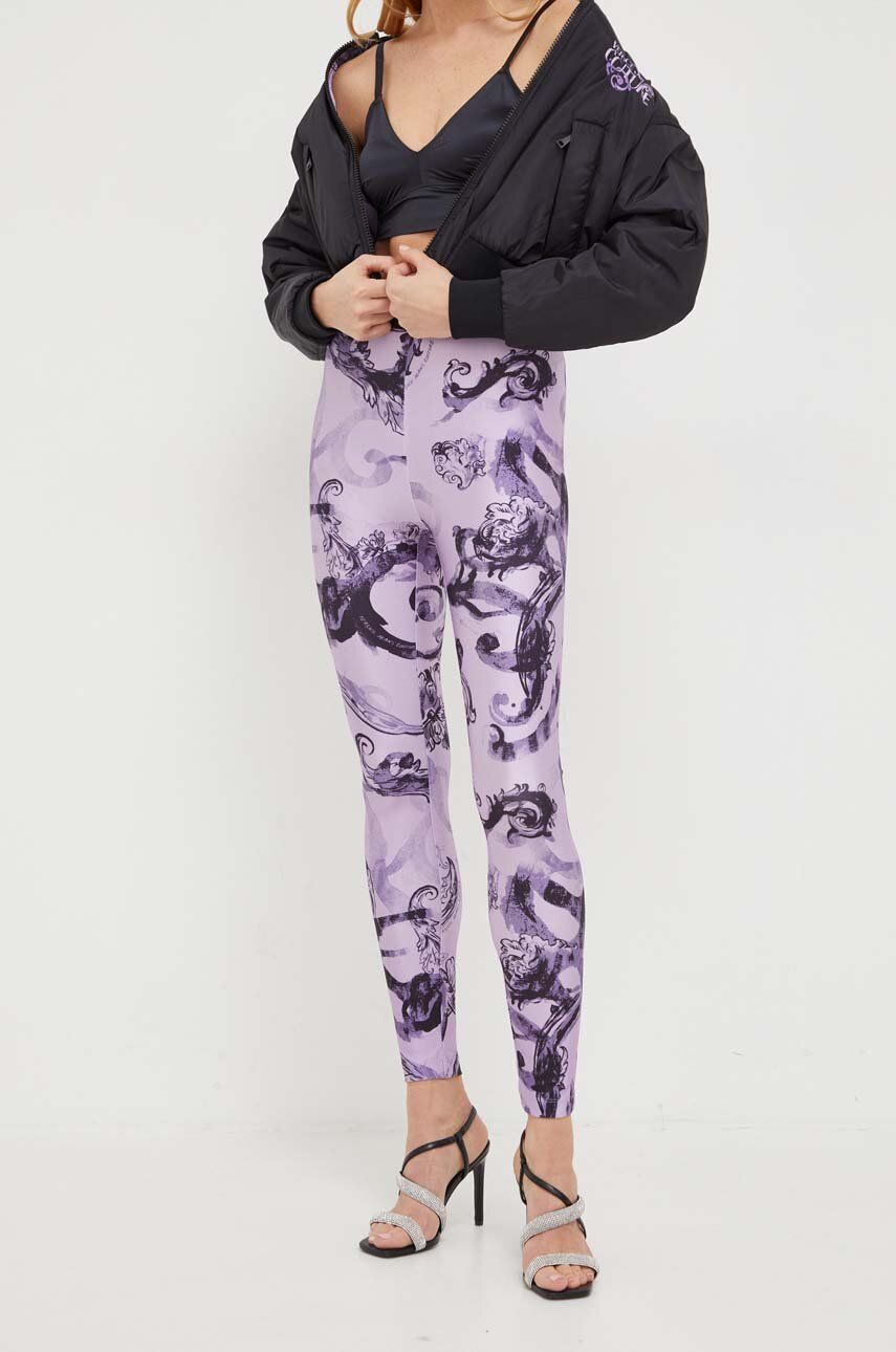 Levně Legíny Versace Jeans Couture dámské, fialová barva, vzorované, 76HAC101 JS292
