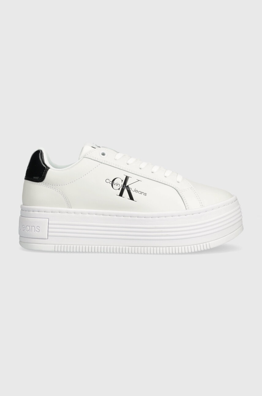 Levně Sneakers boty Calvin Klein Jeans BOLD PLATF LOW LACE LTH ML MET bílá barva, YW0YW01431