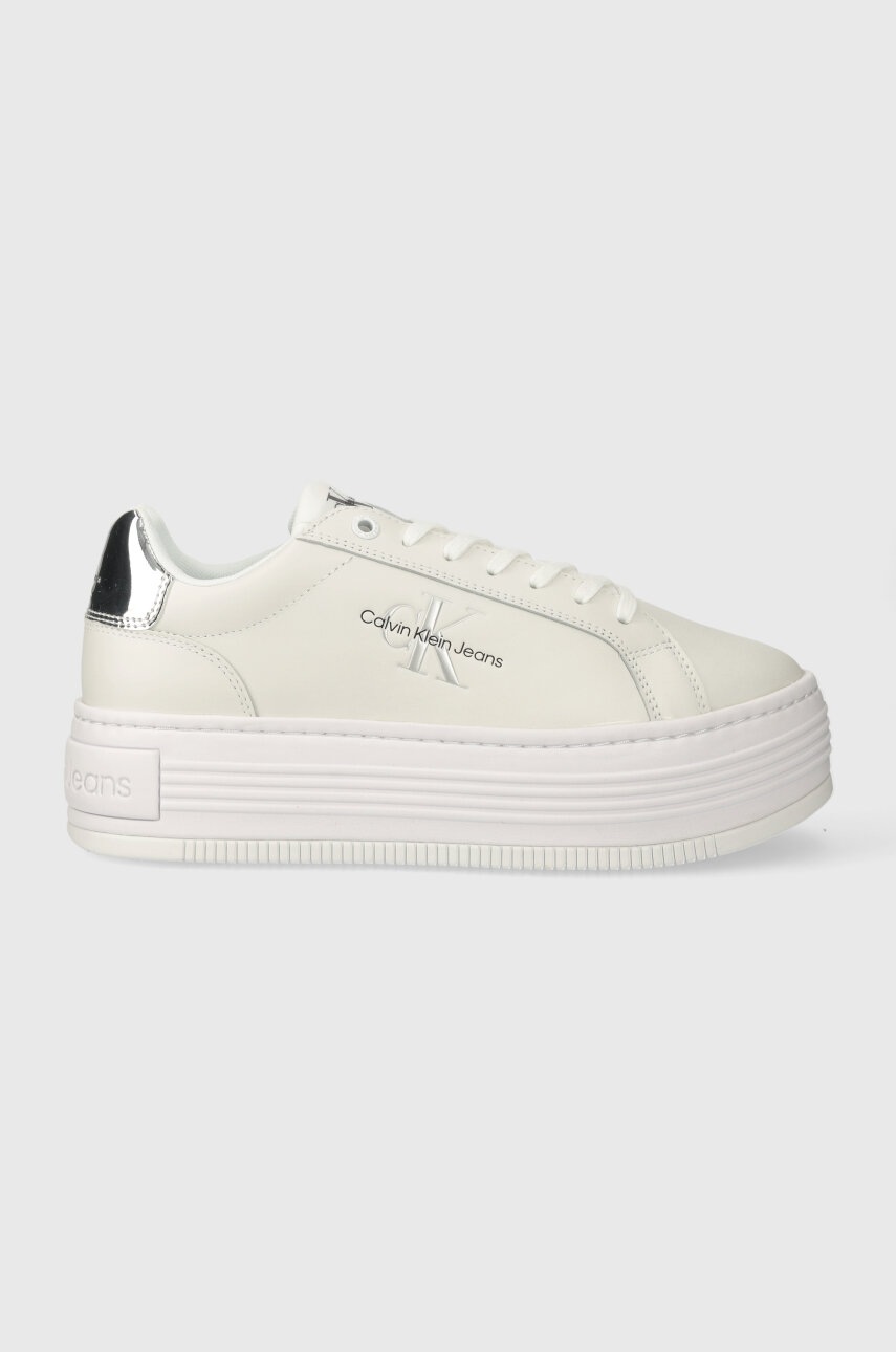 Levně Kožené sneakers boty Calvin Klein Jeans BOLD PLATF LOW LACE LTH ML MET bílá barva, YW0YW01457