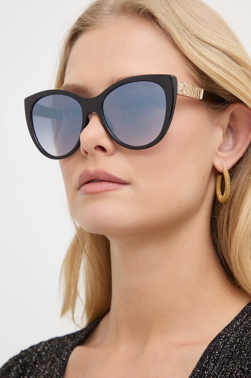 

Слънчеви очила Guess в черно, Черен
