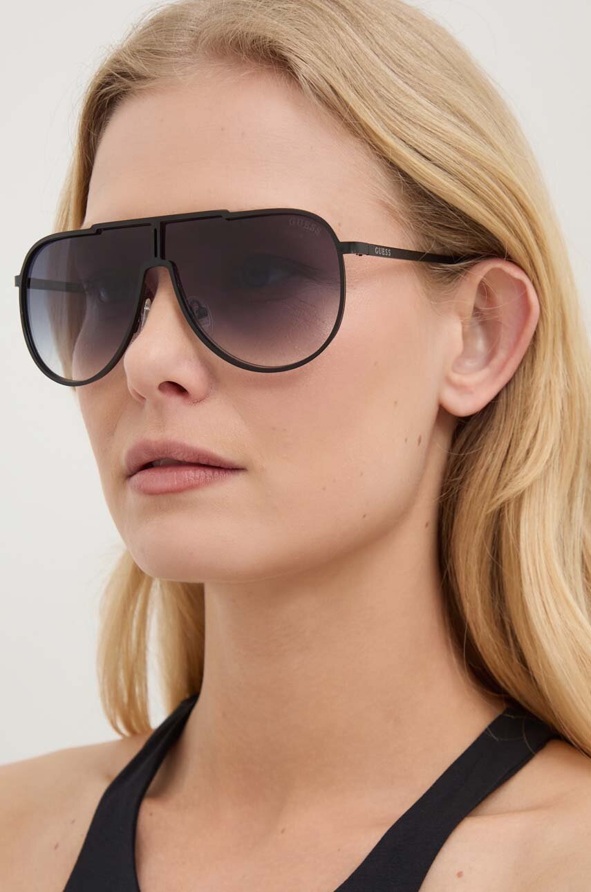 

Слънчеви очила Guess в черно, Черен