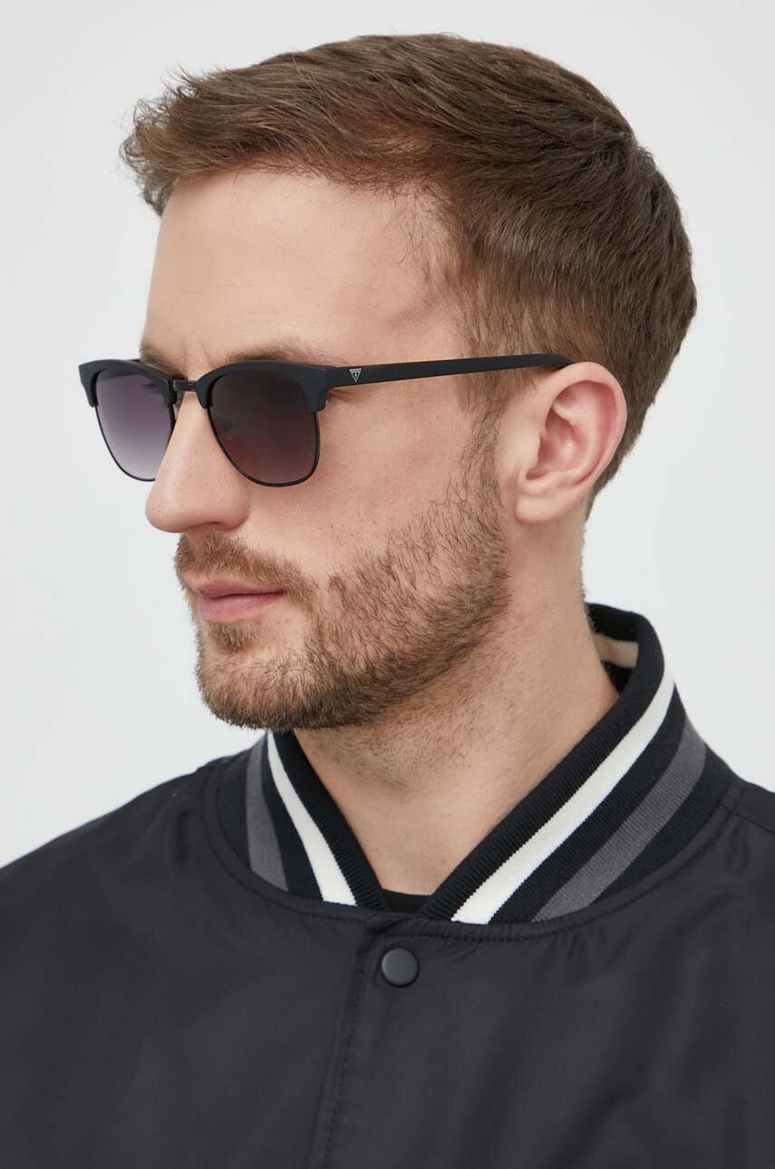 

Слънчеви очила Guess в черно, Черен