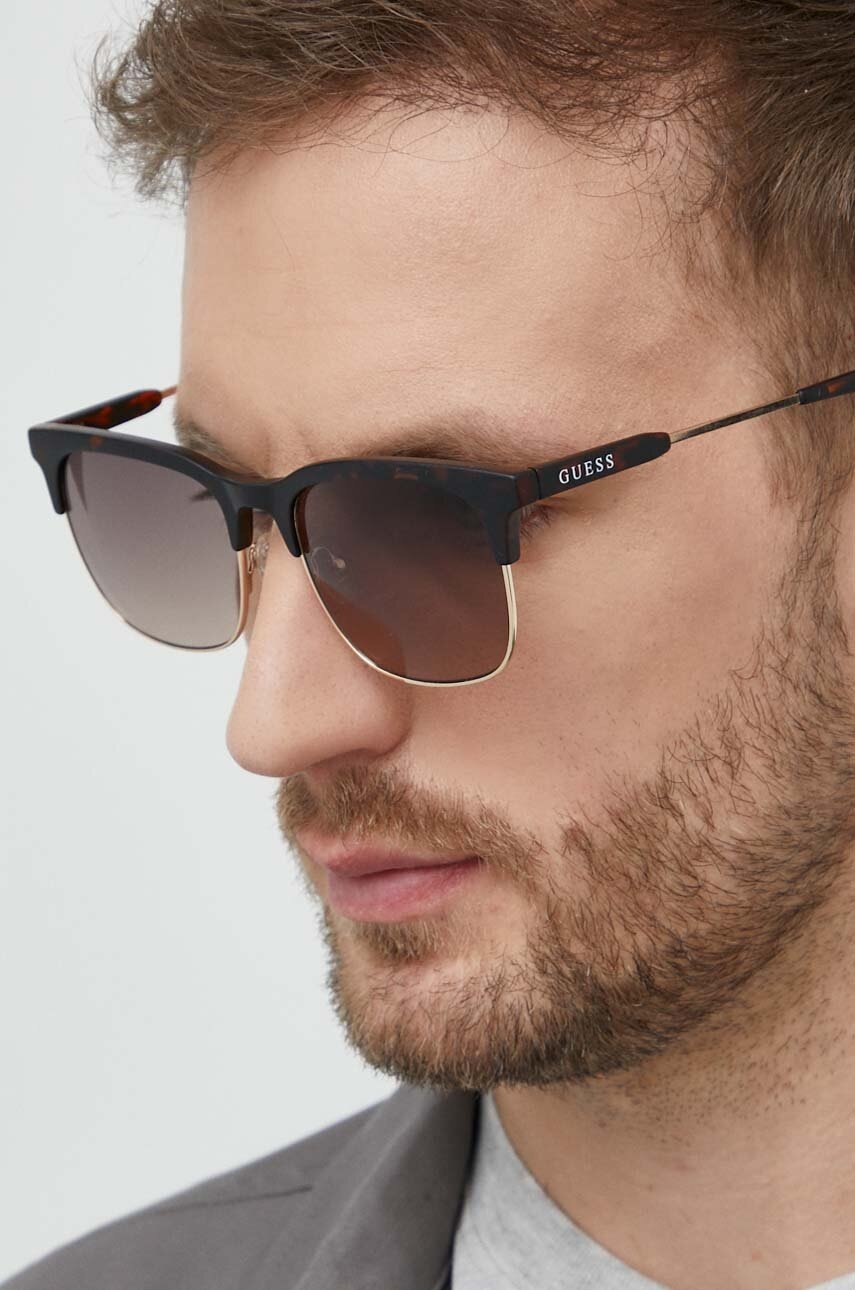

Слънчеви очила Guess в кафяво, Кафяв