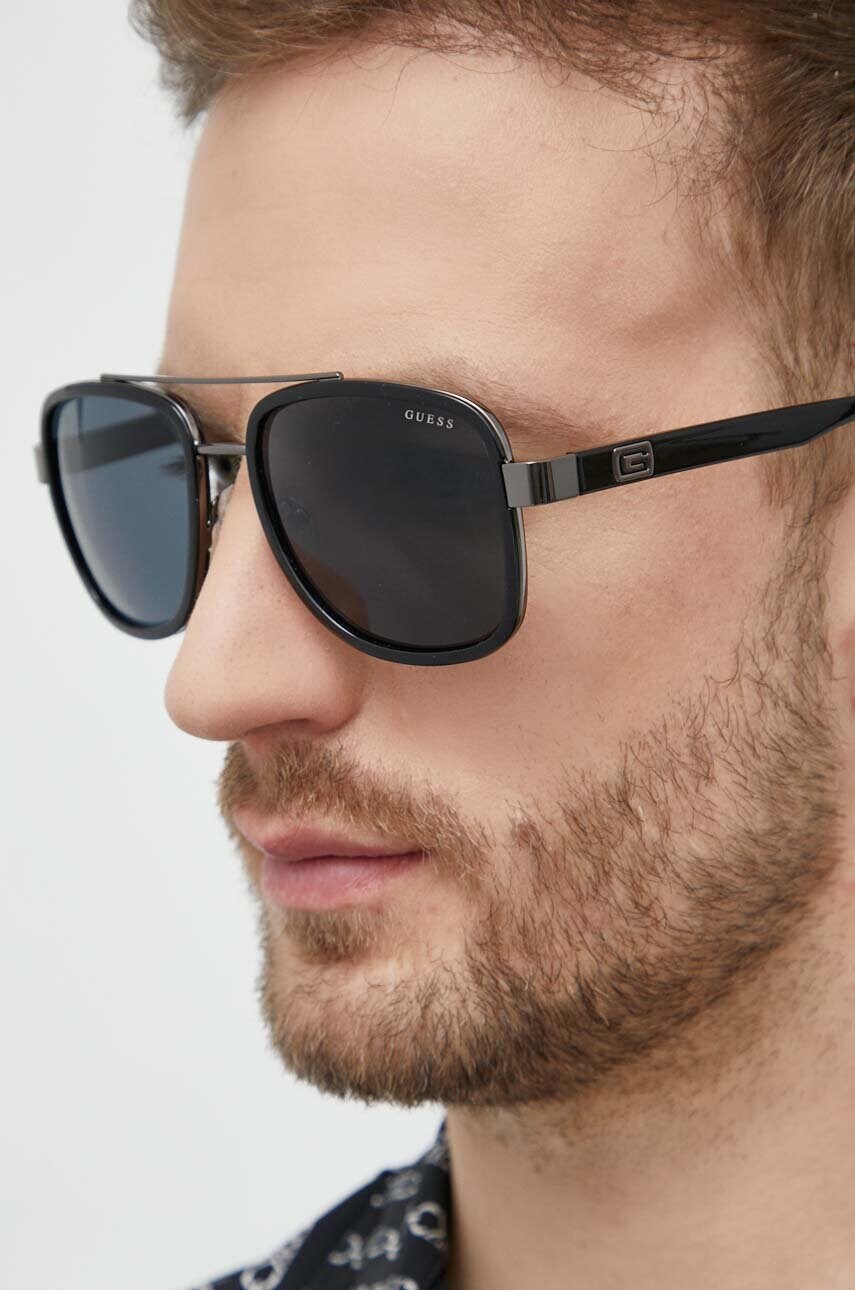 

Слънчеви очила Guess в черно, Черен