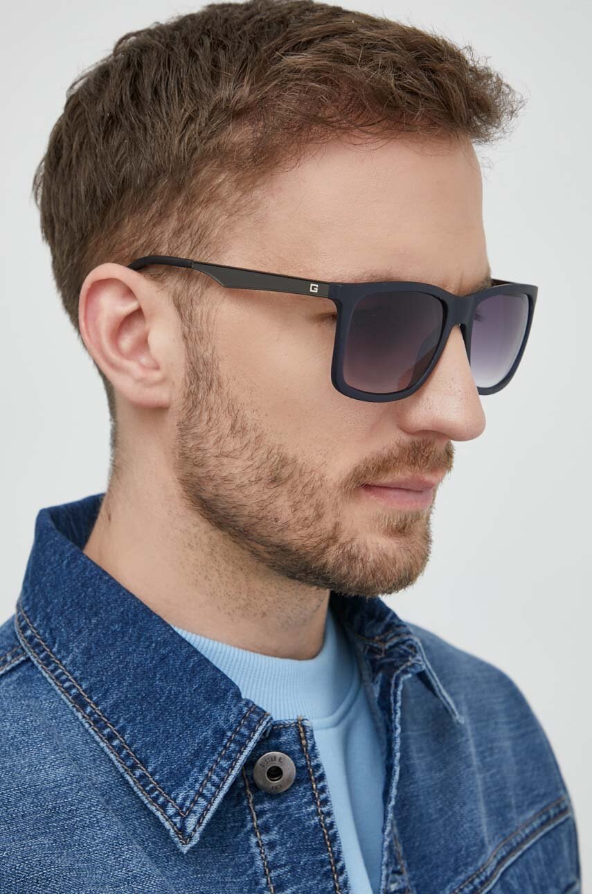 

Слънчеви очила Guess в черно, Черен