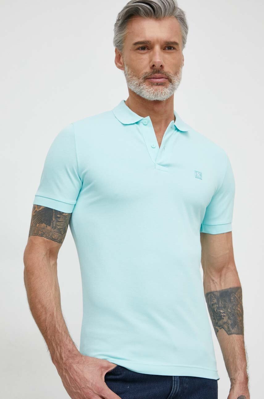 

Тениска с яка Calvin Klein Jeans в синьо с изчистен дизайн, Син