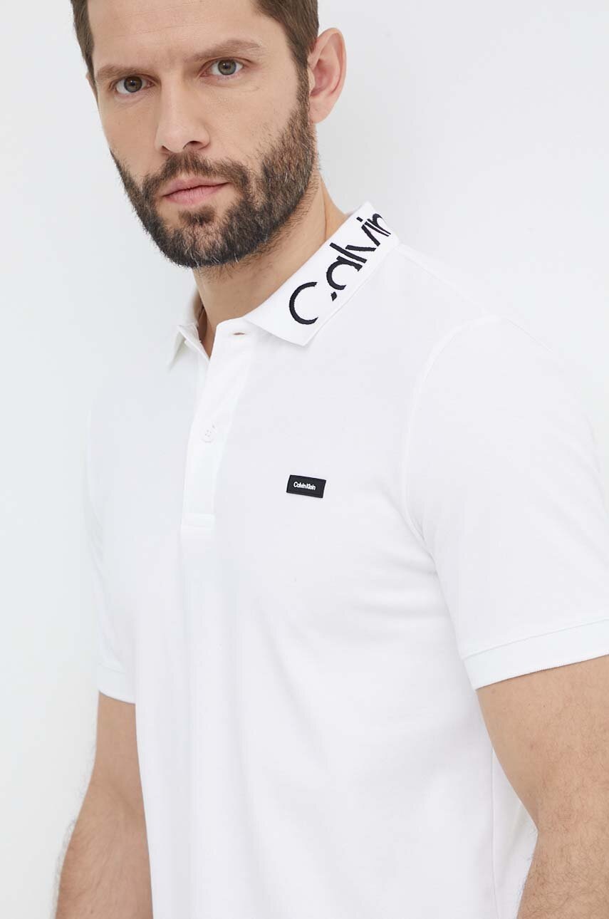 

Тениска с яка Calvin Klein в бяло с изчистен дизайн K10K112467, Бял