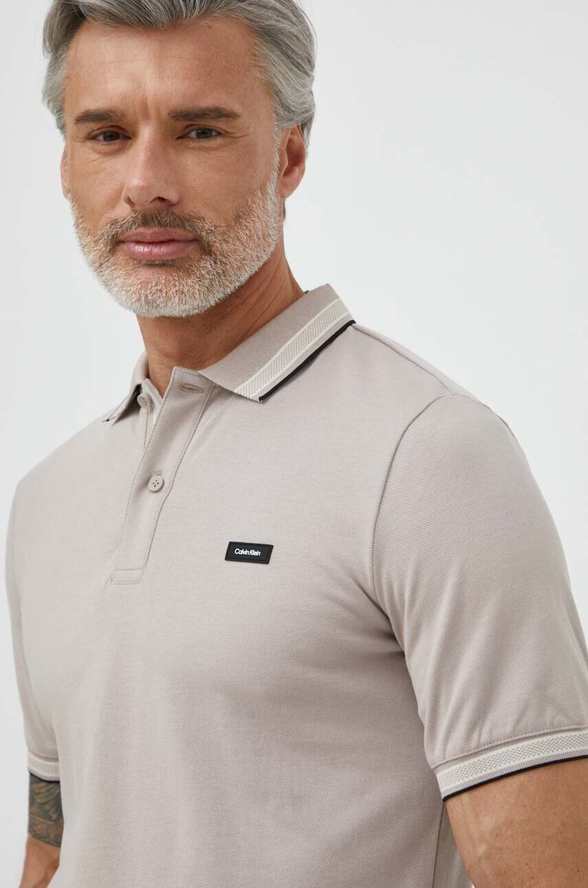 

Тениска с яка Calvin Klein в бежово с изчистен дизайн K10K112469, Бежов
