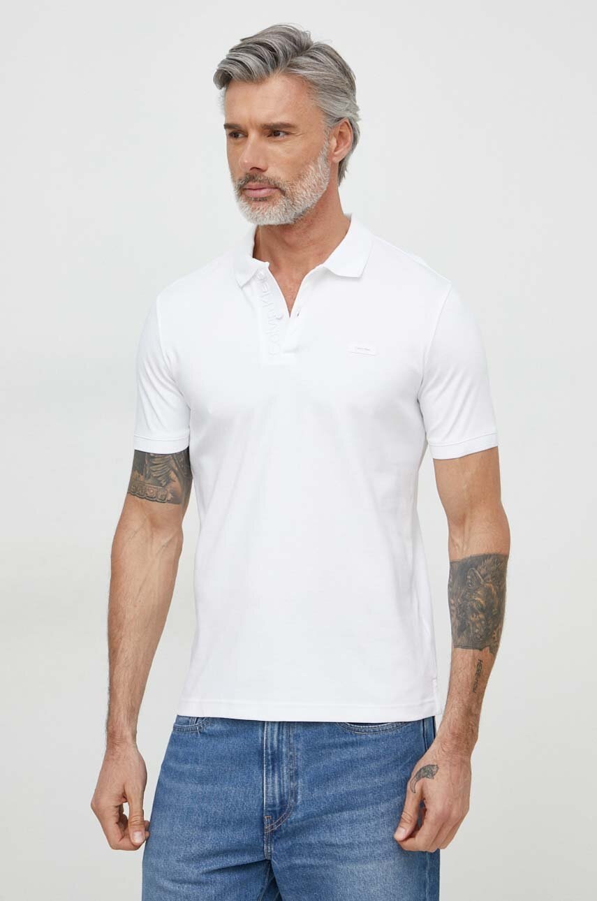 

Памучна тениска с яка Calvin Klein в бяло с изчистен дизайн K10K112473, Бял