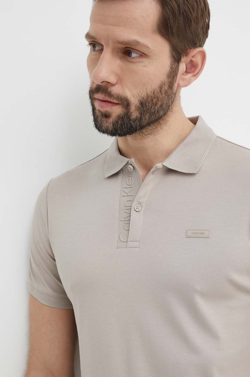 

Памучна тениска с яка Calvin Klein в сиво с изчистен дизайн K10K112473, Бежов