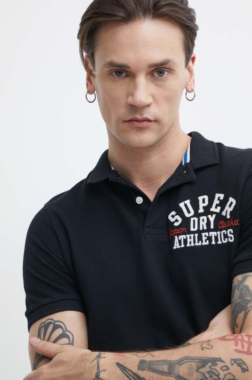 

Памучна тениска с яка Superdry в черно с апликация, Черен