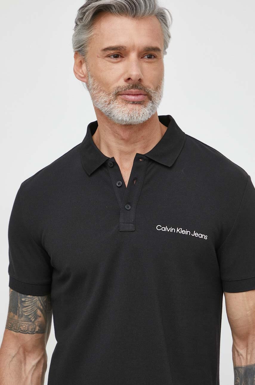 

Тениска с яка Calvin Klein Jeans в черно с принт J30J325495, Черен