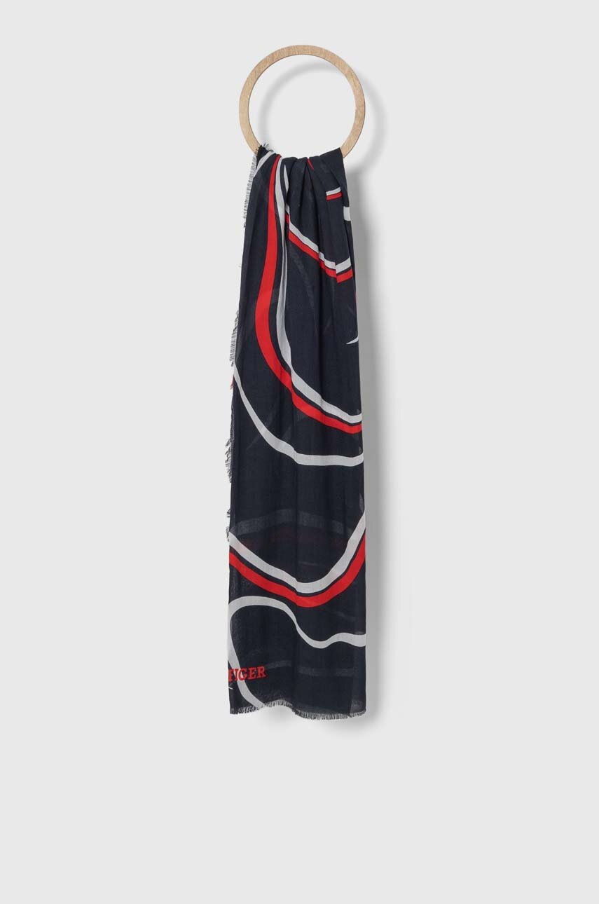 

Шал Tommy Hilfiger дамски в тъмносиньо с десен AW0AW16190, Тъмносин