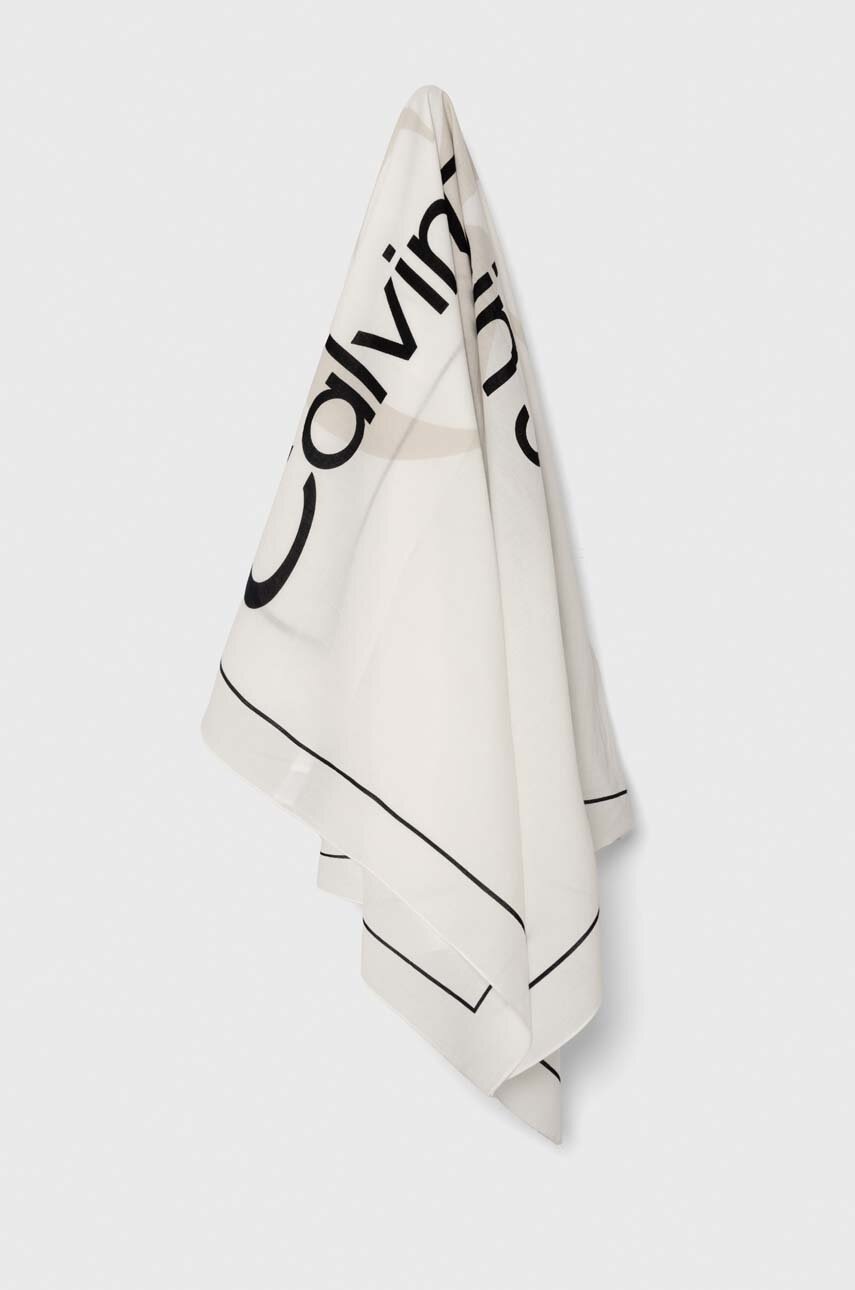 

Памучен тънък шал Calvin Klein Jeans в бяло с принт K60K611981, Бял