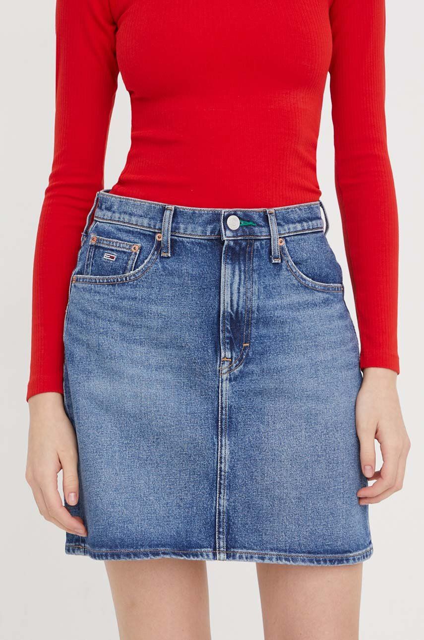 Levně Džínová sukně Tommy Jeans mini, áčková, DW0DW17049