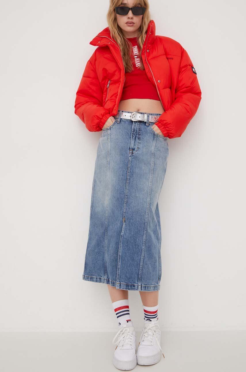 E-shop Džínová sukně Tommy Jeans midi, pouzdrová, DW0DW17218